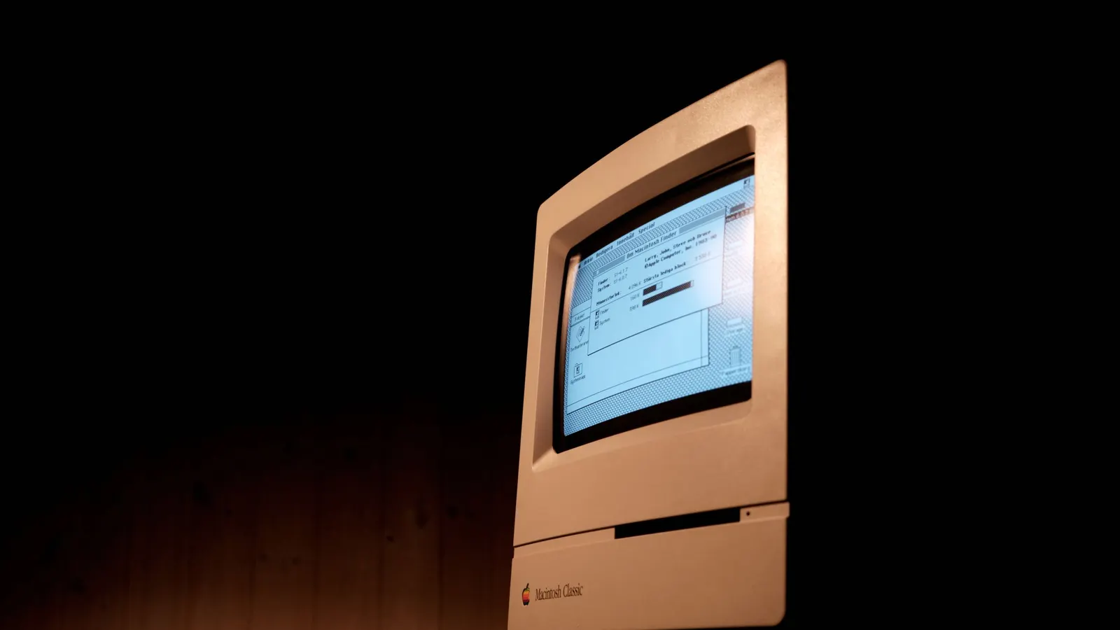 Régi Macintosh Classic számítógép sötét háttér előtt